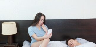 wife caught husband cheating on his phone