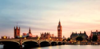 romantic things to do in London, UK - image of london skyline at sunset over the river thames, big ben and parliament